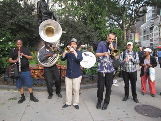 Jazz clubs aren’t returning our calls, so musicians and union activists have found a new way to put pressure on them: find other targets that are connected to the jazz club owners. This summer, musicians performed and leafleted in in front of the Gramercy Tavern (opposite page) and at Madison Square Park (above), near the Shake Shack. Both restaurants are owned by the company that owns the Jazz Standard. Photo: Shane Gasteyer