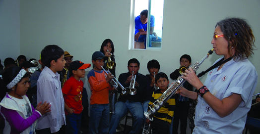Local 802 member Sue Terry teaches Ecuadorian youngsters about jazz. Terry has been traveling to Ecuador since 2009. Photo: Mauricio Tufino