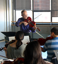 Craig Mumm leads a sectional of violas. Photo by Junyi Chow.